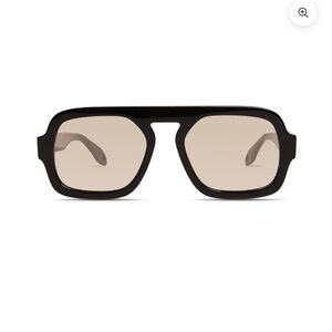 Elisa Johnson Jane in Black sunglasses